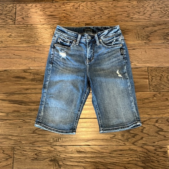 Silver Jeans Avery Bermuda Mid Rise Shorts Size 26 - Picture 1 of 16